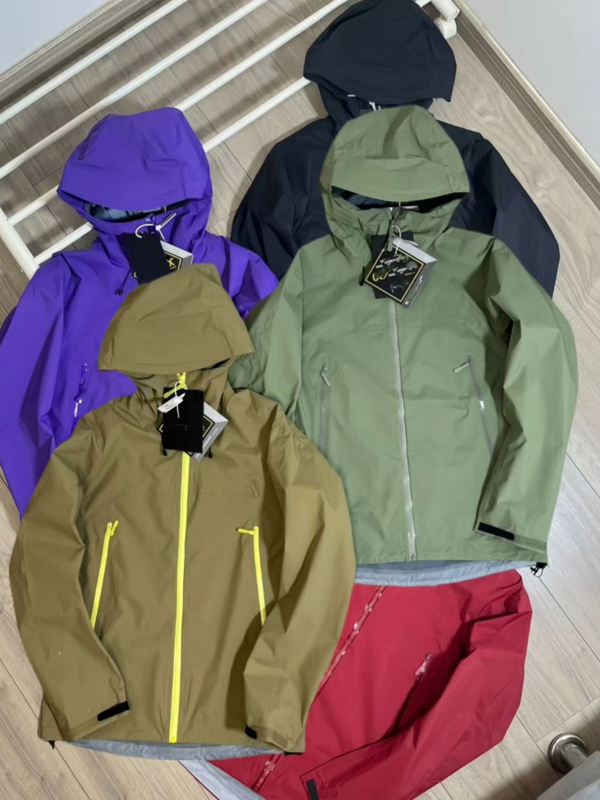 La nueva chaqueta de una sola capa de la serie BETA SL de la familia de los pájaros, la carcasa dura de goma con desbordamiento completo, a prueba de viento e impermeable para hombres y mujeres