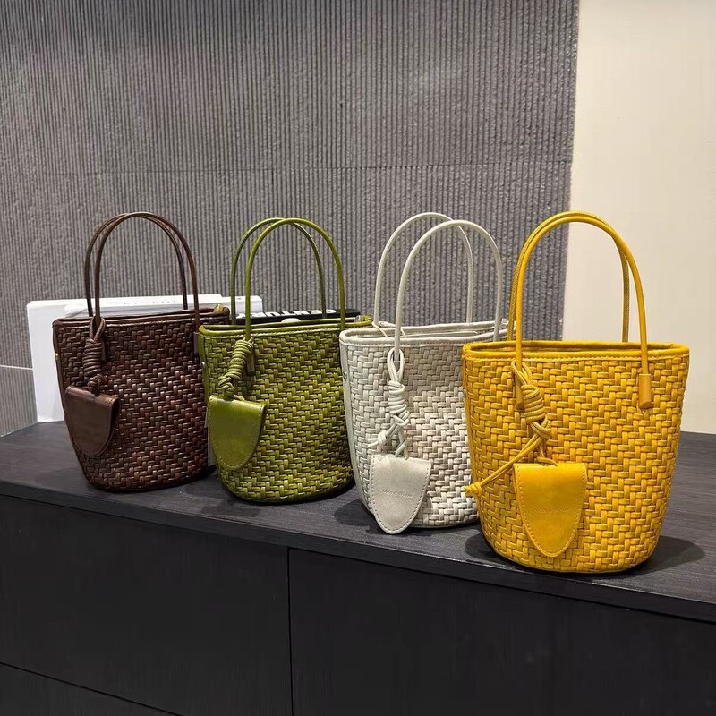 Sailinvis genuine leather hand-woven bucket bag, niche design, versatile for commuting, can be carried as a handbag or worn as a crossbody bag Sailinvis genuine leather hand-woven bucket bag, niche design, versatile for commuting, can be carried as a handbag or worn as a crossbody bag