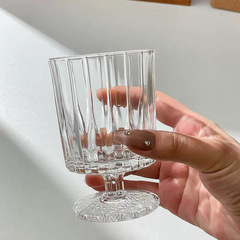 ワイングラスのカクテルカップの女性の高足の杯の高い顔の値のほろ酔いの小さい杯のジュースの飲み物のガラスのコップ