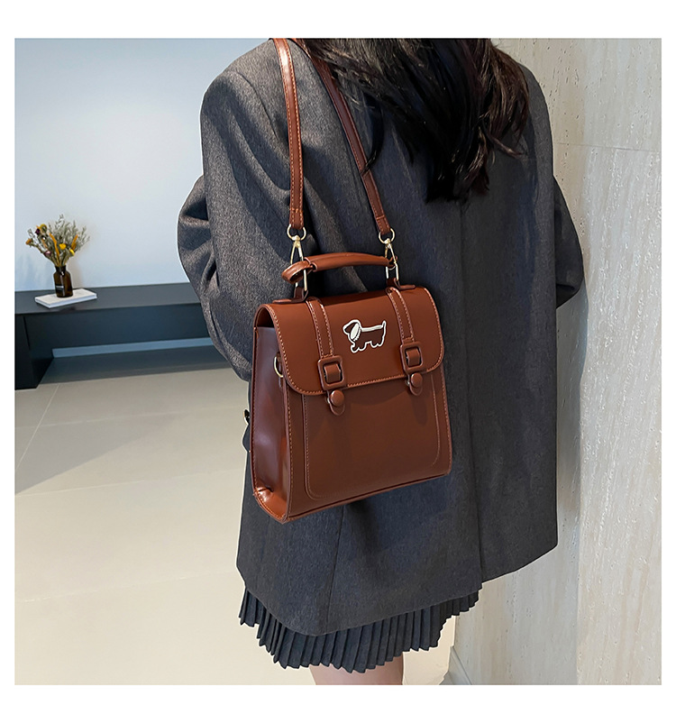 A new 2024 French retro backpack for women, a trendy and versatile single-shoulder bag with a large capacity for commuting undefined