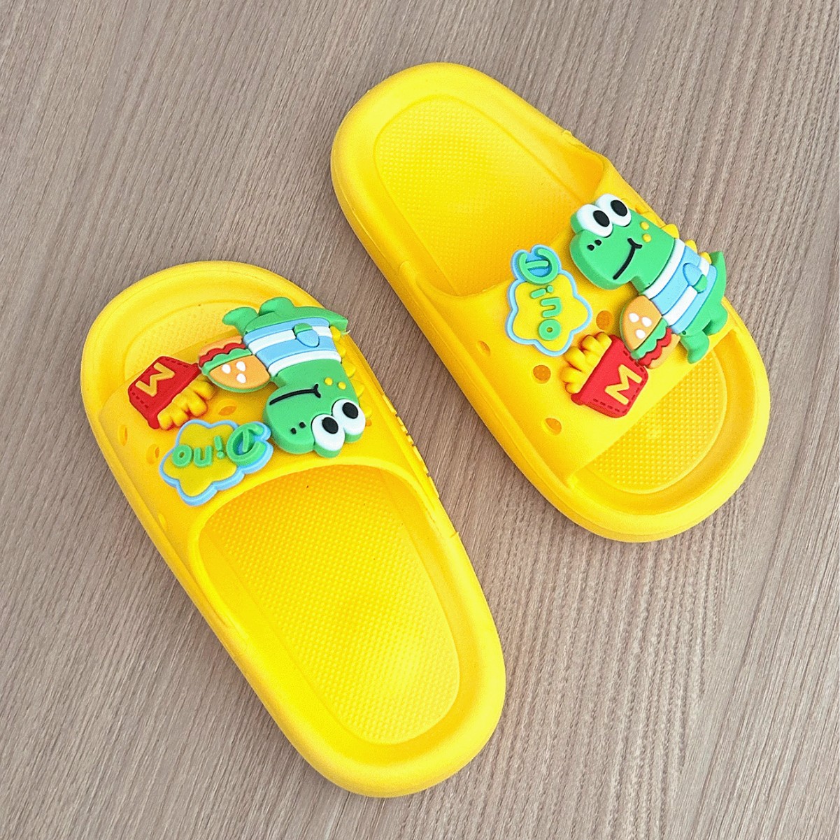 2026 E-commerce popular coreano zapatillas infantiles de alta calidad cómodas zapatillas de moda de dibujos animados suaves fábrica al por mayor