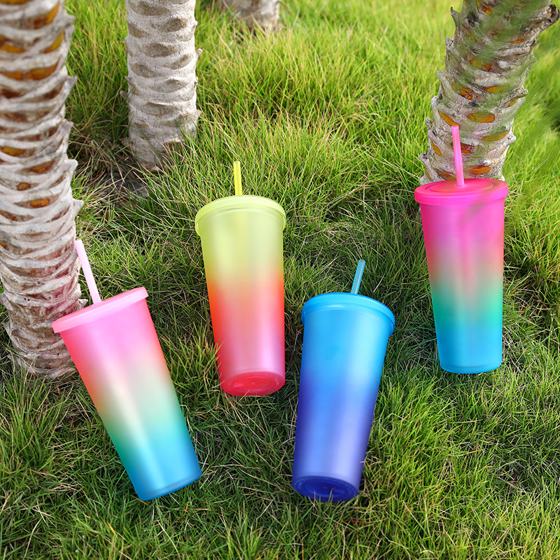 Suministro directo de fábrica Taza de paja de plástico de doble capa de color degradado Taza para beber personalizada de gran capacidad Taza de agua de textura esmerilada