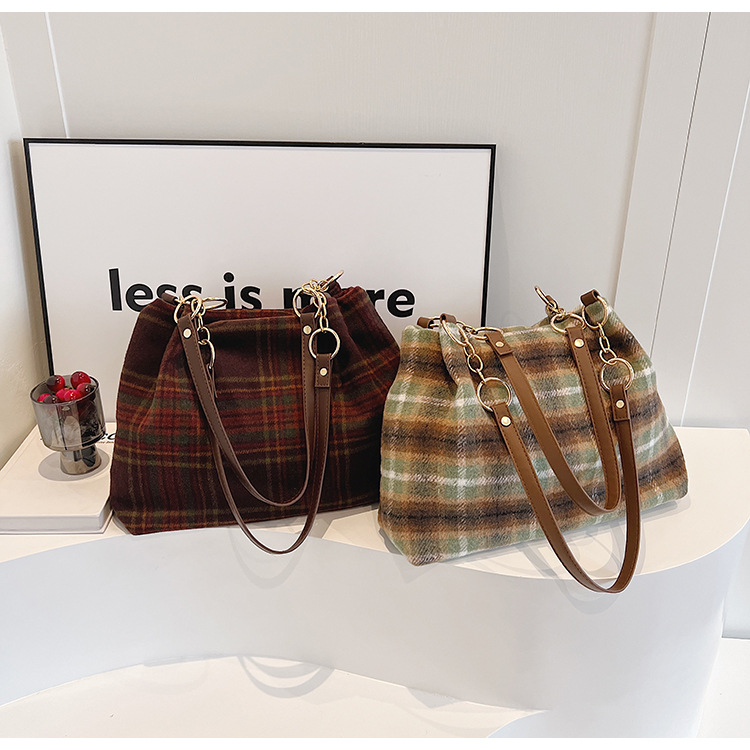 Large capacity tote female niche design, commuting outdoor travel bag, high-end casual autumn and winter new item_voghion.com