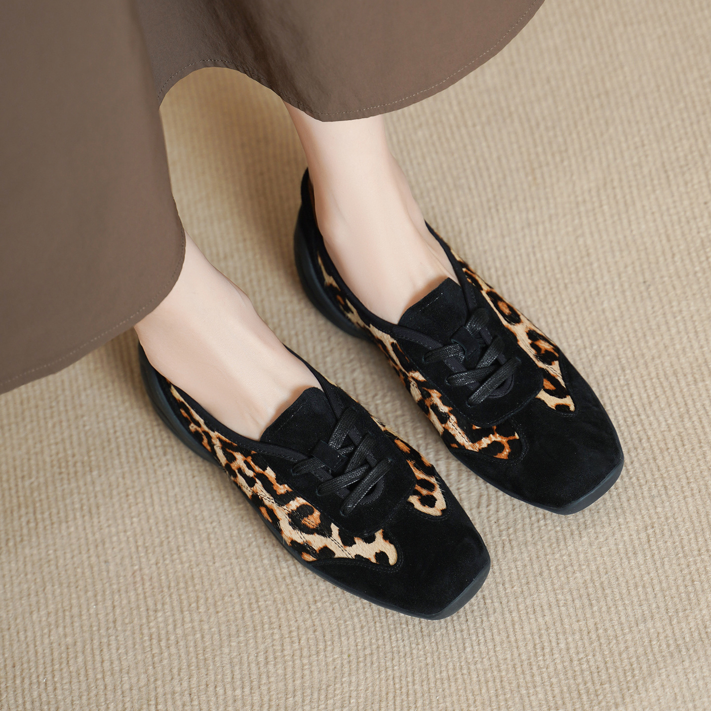 Giày sneaker nữ đế dày phối màu dây buộc phong cách Đức Huấn — đen