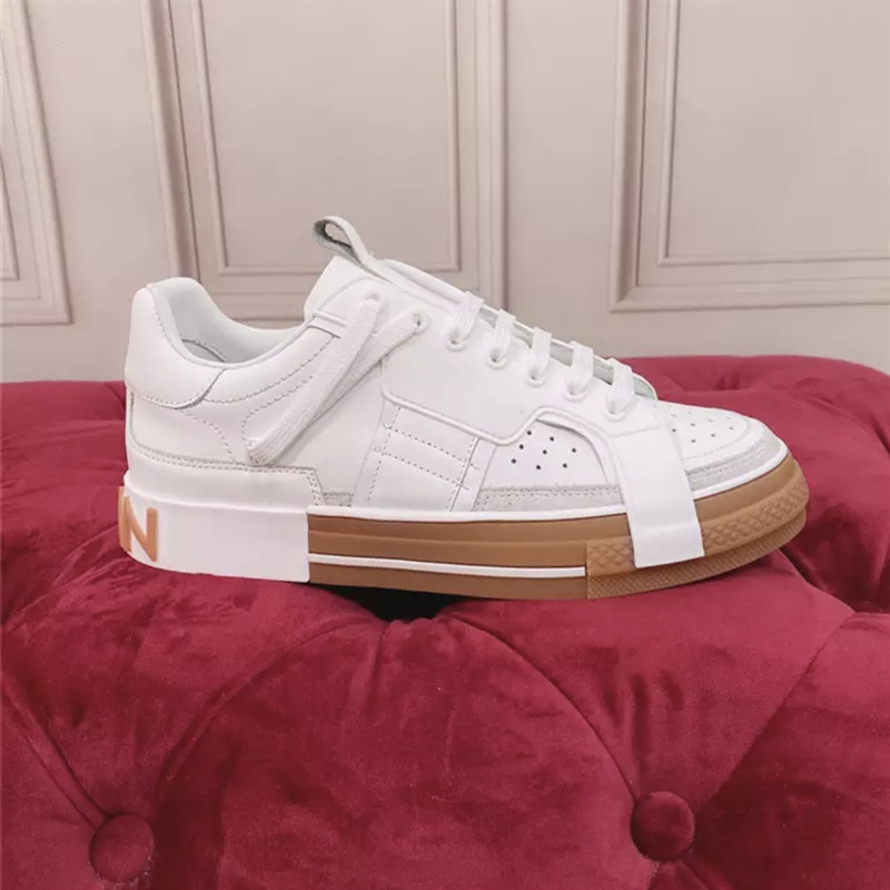 Zapatos deportivos casuales transpirables y perforados de moda coreana estilo DG, versión superior, para hombre, invierno 2025, zapatos blancos de moda europeos y americanos para mujer.