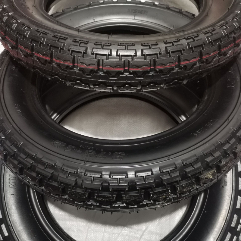 Vehículo eléctrico con neumáticos nuevos / - Vacuo neumático