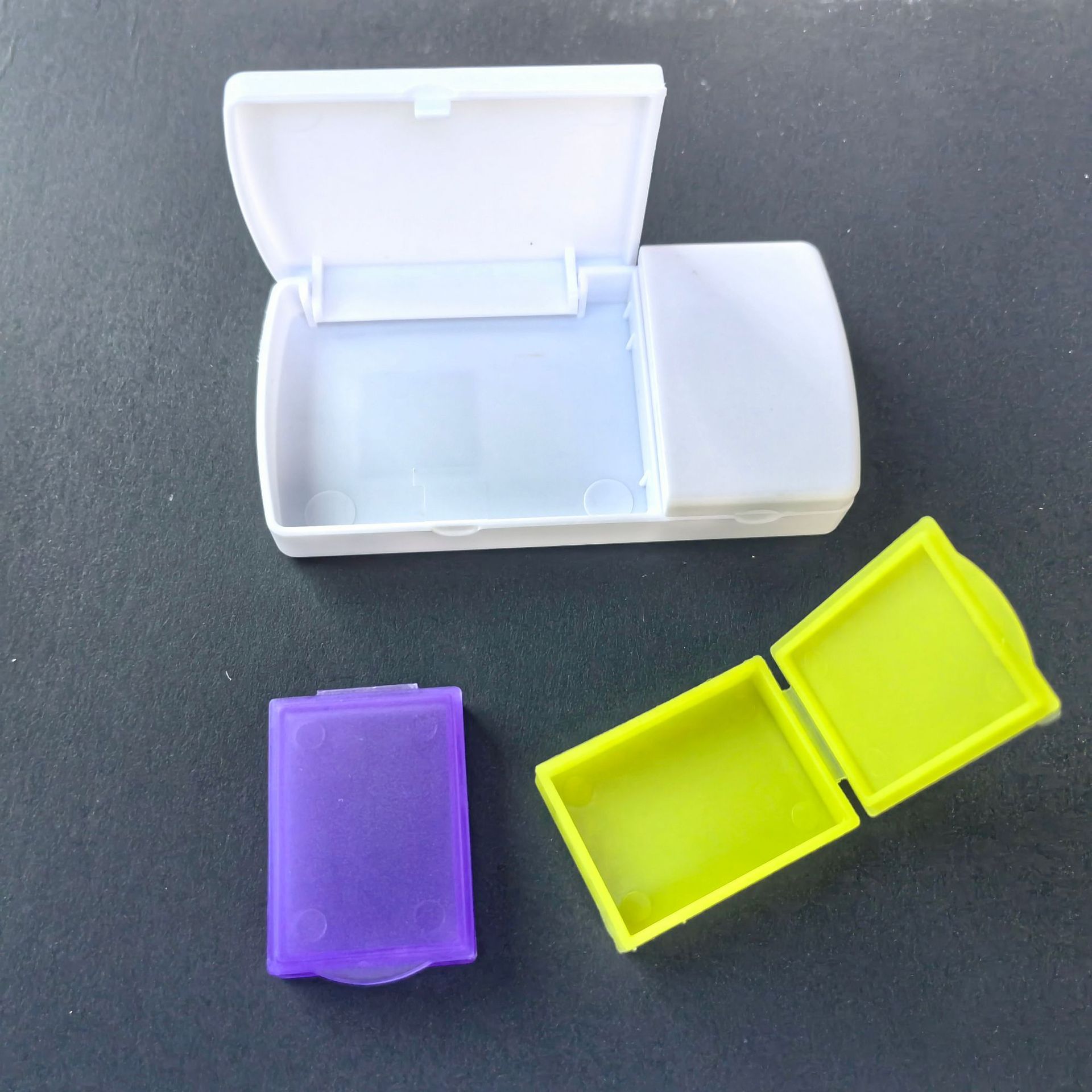 Caja de medicamentos de rebanadas de plástico de venta caliente de Amazon Caja de medicamentos con función de rebanadas cuadrada portátil Caja de corte de medicamentos portátil