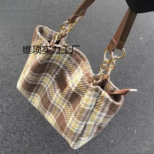 ë�ظ��Ӱ���Ů�μ�Ҹ�°�������ͨ�ڌW�����n�а����ذ�Ů������