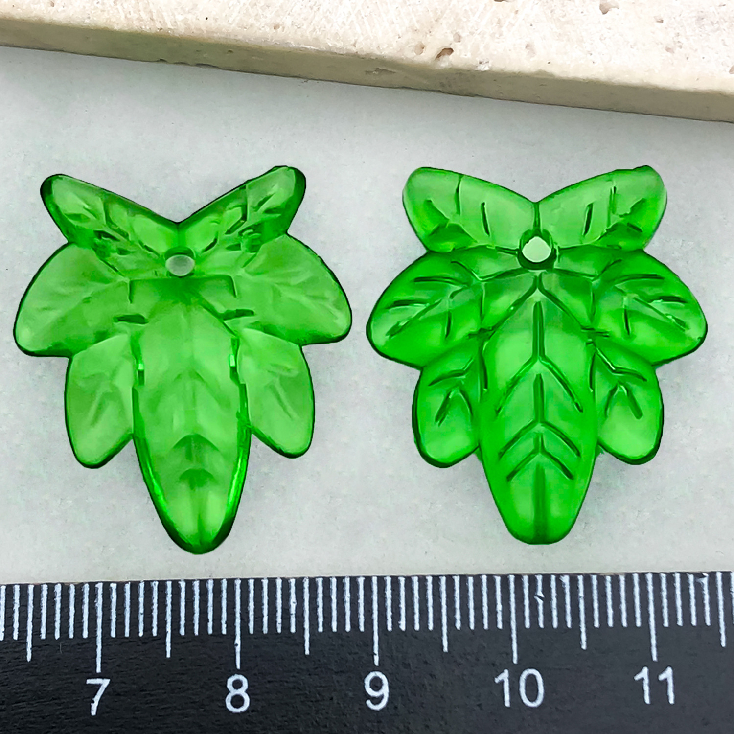 Simulación perforada chapada en color hoja de arce hoja verde hoja de uva accesorios de acrílico transparente hecho a mano pulsera decorativa de bricolaje cuentas