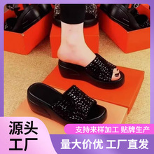 外贸跨境坡跟凉拖鞋女2025新款松糕底时尚舒适亮片厚底一字拖外穿