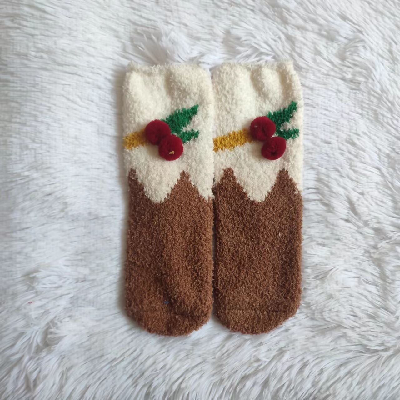 Otoño e Invierno nuevos calcetines de terciopelo de coral de invierno engrosada tridimensional de dibujos animados bordados piso calcetines de Navidad media Casa De terciopelo Calcetines