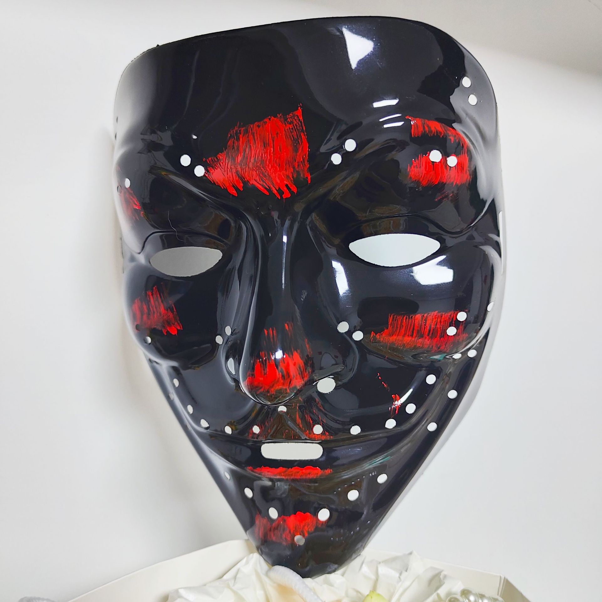 Luz fría luminosa a través de la lámpara con agujero máscara PP máscara de Halloween máscara de baile de calle máscara de agujero bicolor procesamiento en forma de V