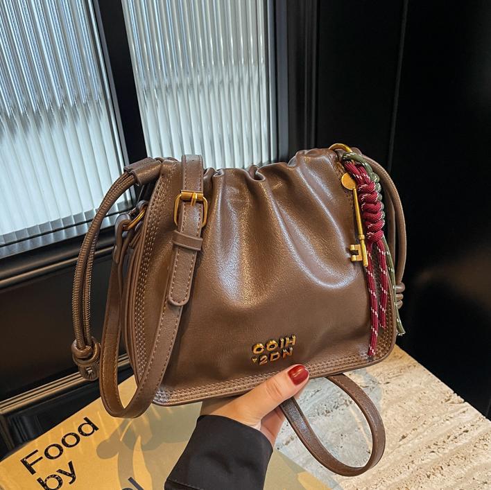 Este año, la popular explosión de pliegues de la bolsa pequeña para mujeres 2024 nuevo bolso de hombro retro universal bolso de viaje