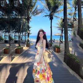 度假风绝美彩色碎花吊带连衣裙女2026夏季新款高腰露背大摆海滩裙