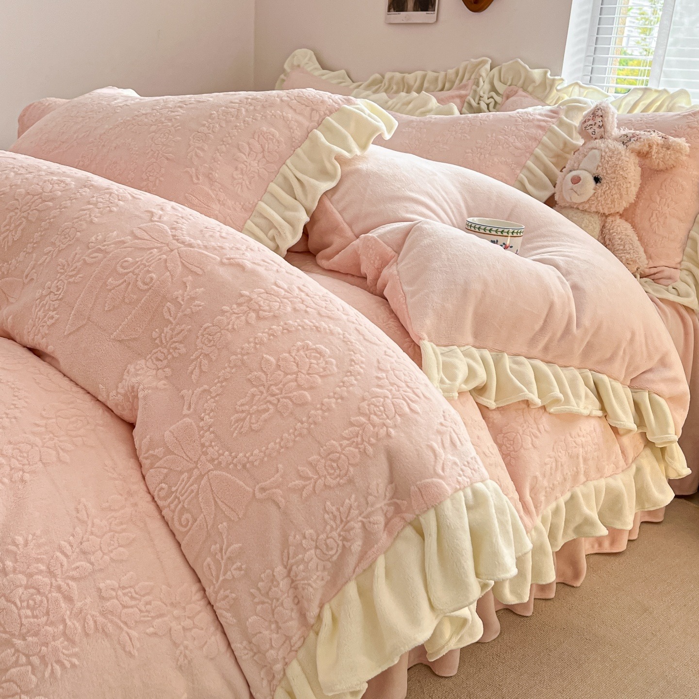 秋冬のお姫様風彫刻ミルクのベッドの上の4点セットのサンゴのベルベットのベッドの両面のベルベットの布団カバーとベルベットのシーツ