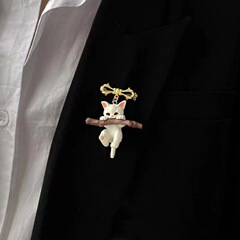 日系可愛抱樹枝的貓立體胸針女高檔氣質簡約衣服防走光別針配飾潮