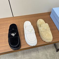 本革の厚い底のベーケンの靴の平の下の半分は女性を引きずります。