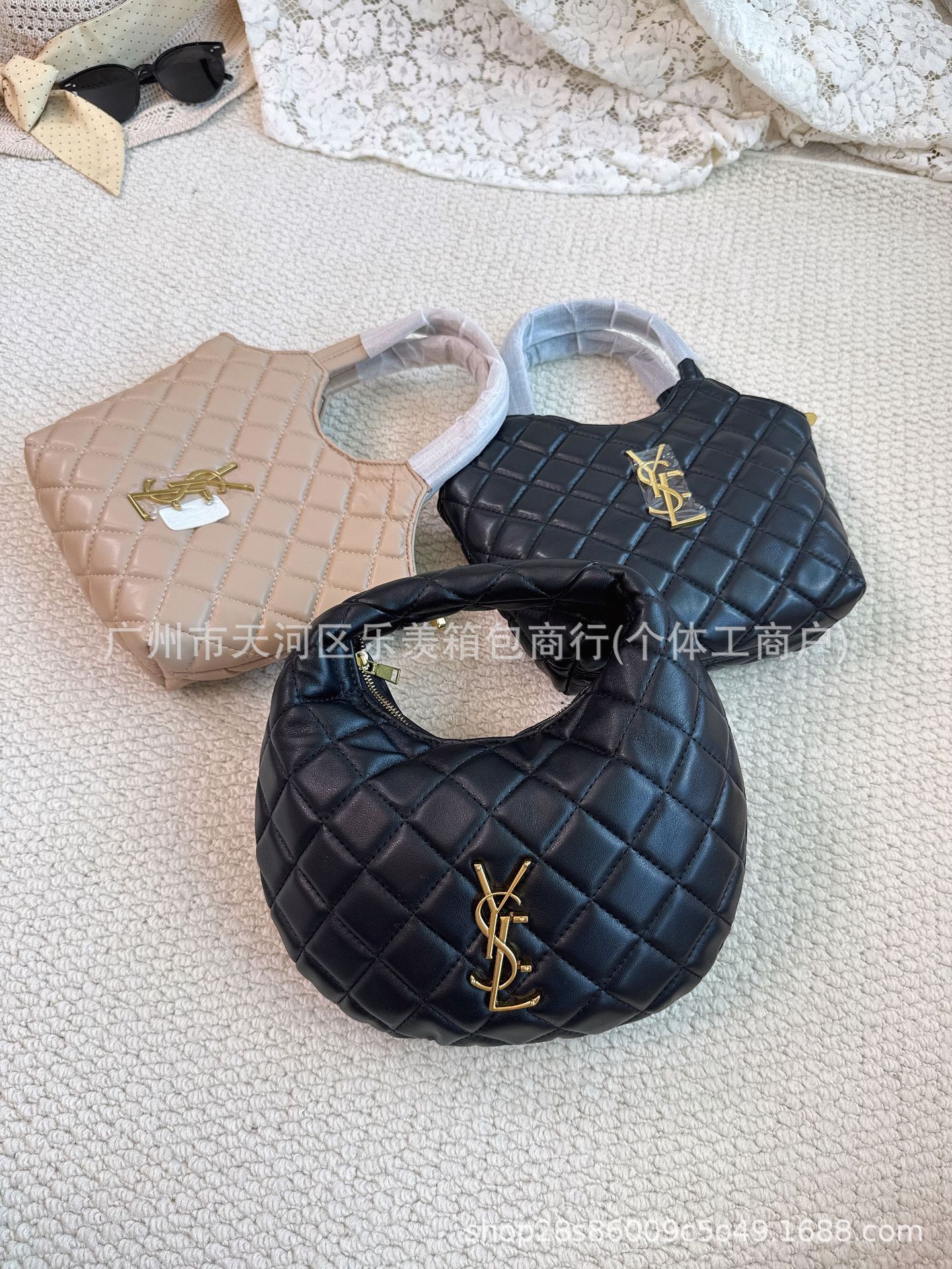 Mini kvilt çarpaz çanta, yumşaq və universal model