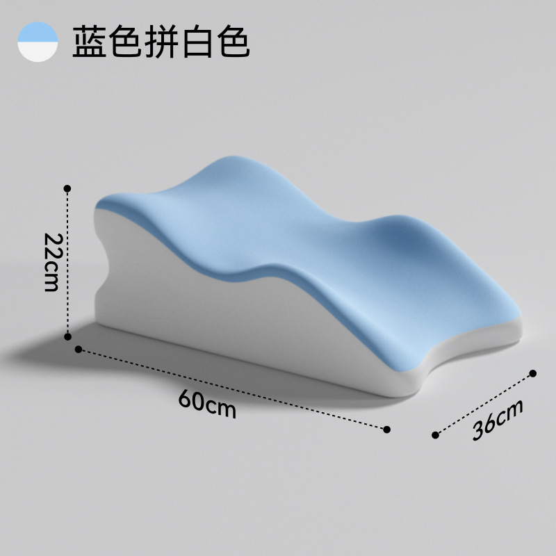 ベッドの上で寝て枕をしてベッドの神器の多機能の腹臥位の枕をして寝ています。|undefined