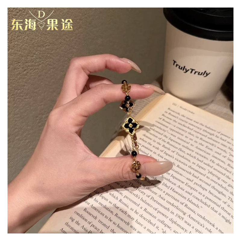 Real gold-plated, strong color retention, ancient-style sand gold and black gold four-leaf clover bracelet, fashionable, light luxury, trendy, elegant, high-end jewelry Real gold-plated, strong color retention, ancient-style sand gold and black gold four-leaf clover bracelet, fashionable, light luxury, trendy, elegant, high-end jewelry