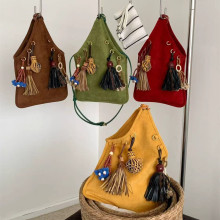 小众设计头层麂绒真皮翻毛皮手提包2025新款玩偶挂件流苏斜挎包包