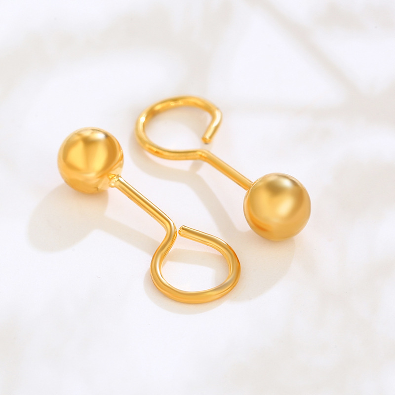 Pozlačeni uhani z gladkimi okroglimi perlicami in preprostimi mini ukrivljenimi kaveljčki z resicami_voghion.com