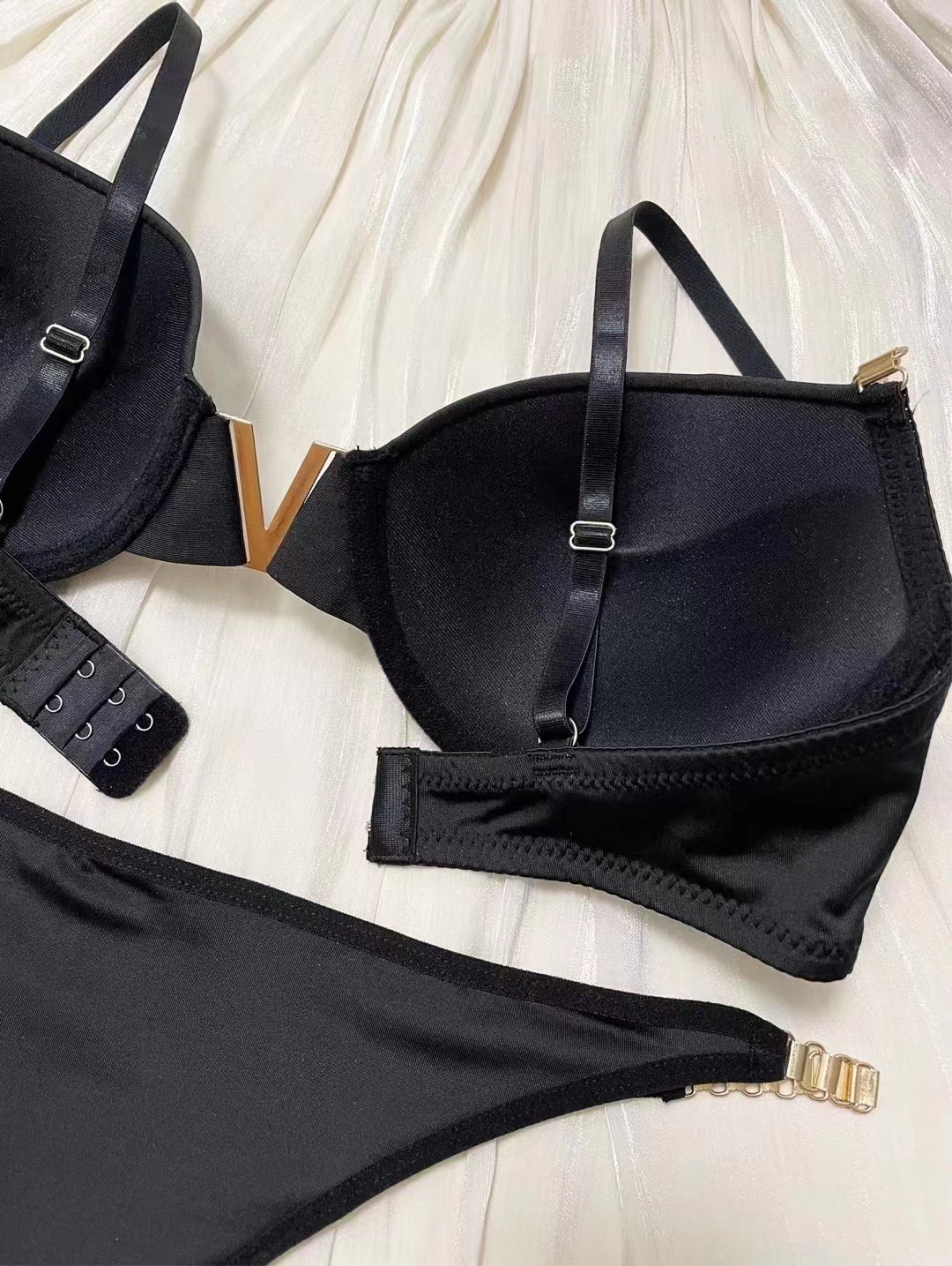 New Sexy Smooth European Size Underwear Women's Ring Decoration Shoulder Strap Bra Set_voghion.com