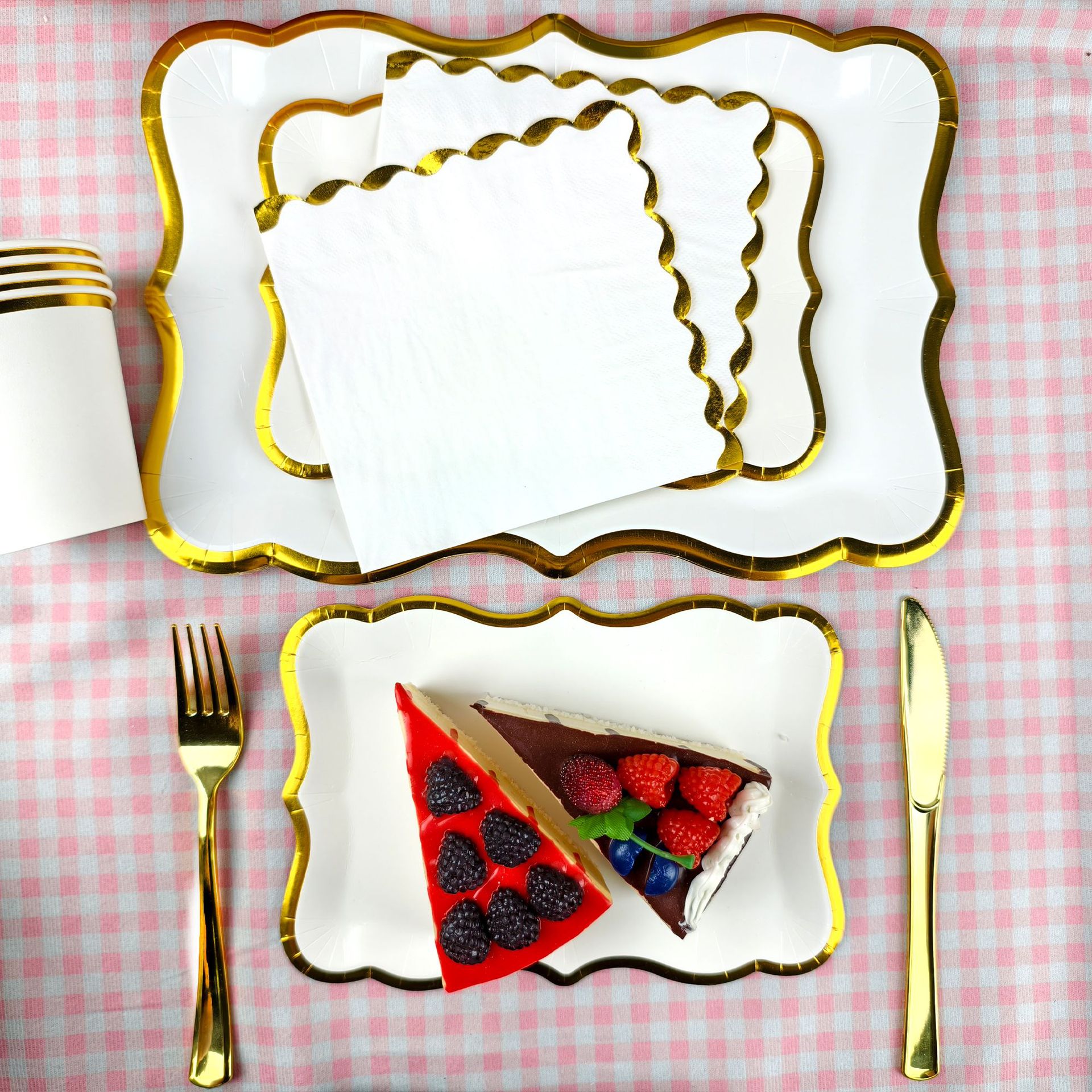 Elegante set di stoviglie monouso bianche con finiture dorate per feste: piatti rettangolari, tovaglioli e bicchieri per riunioni eleganti._voghion.com