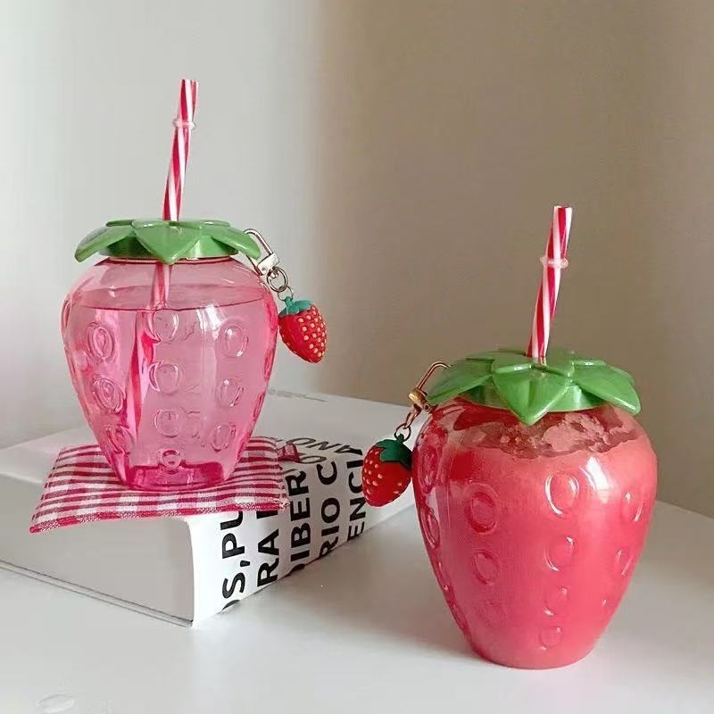 Fábrica directa en línea popularidad explosiva PET500ML taza de fresa viento taza de piña de dibujos animados taza de frutas de paja creativa taza