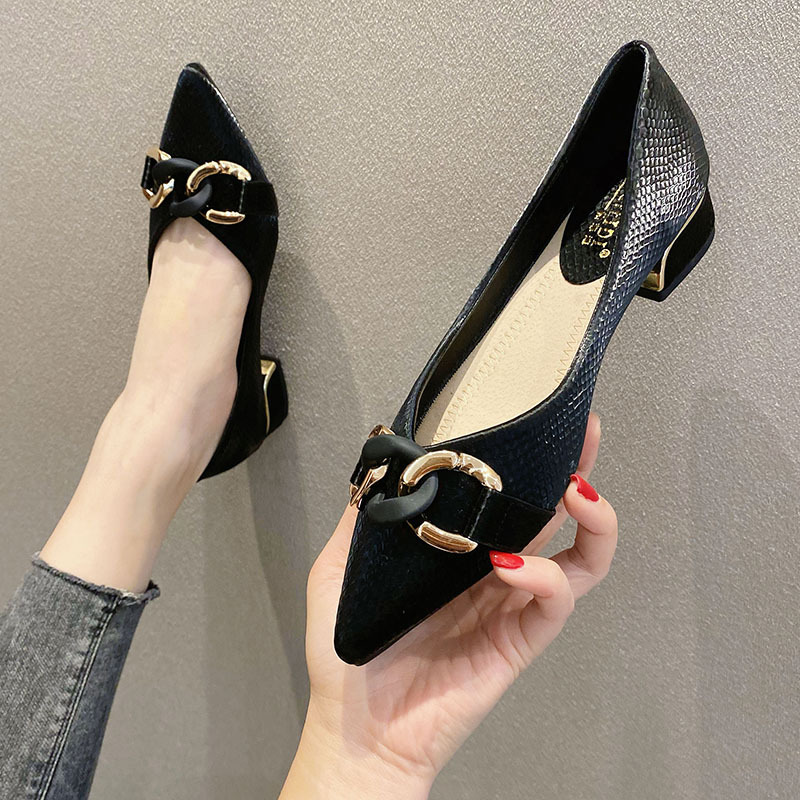 Zapatos de una sola capa de Punta puntiaguda Primavera y otoño nuevos zapatos de mujer Four Seasons zapatos de mujer profesionales moda boca baja cadena hebilla tacón grueso más tamaño zapatos de mujer de tacón bajo
