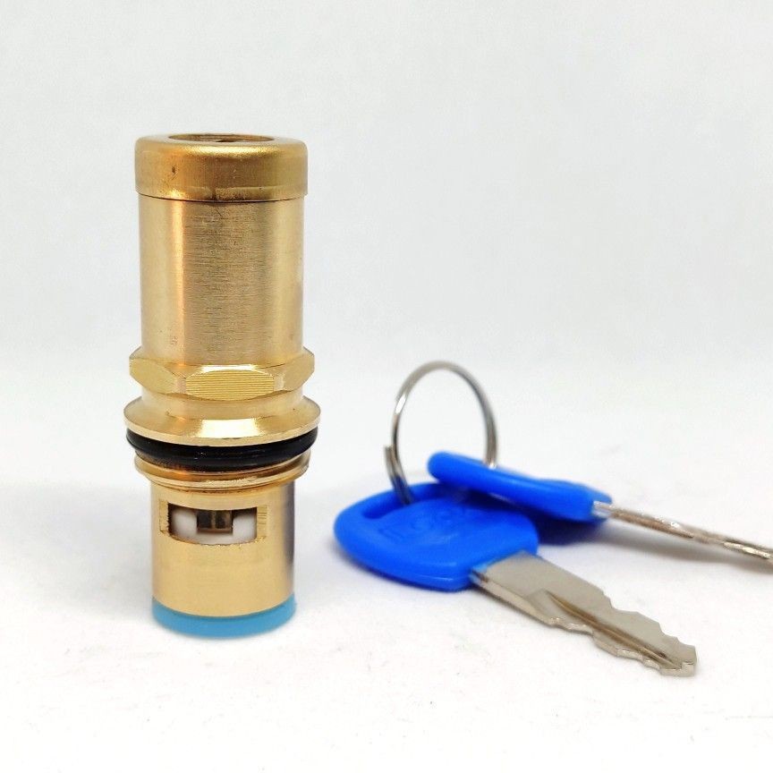 잠금 장치가있는 황동 스풀