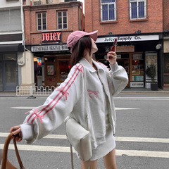 デザイン感のある蝶結びの長袖の上着の女性の春と秋の新型の襟の刺繍のゆったりしている大衆の上着のファッション