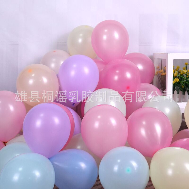 誕生日に風船を配置して結婚します。現場に風船を配置します。|undefined