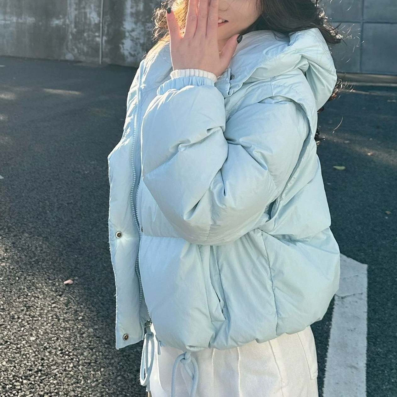 Короткий пуховик с капюшоном съемный рукав зимой