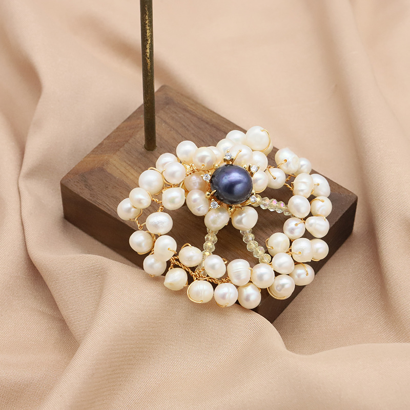 Broche de perlas naturales con borlas de bambú marino y flores, moda de alta gama, redondo y exquisito, broche de perlas estilo Chanel de alta calidad para mujer.