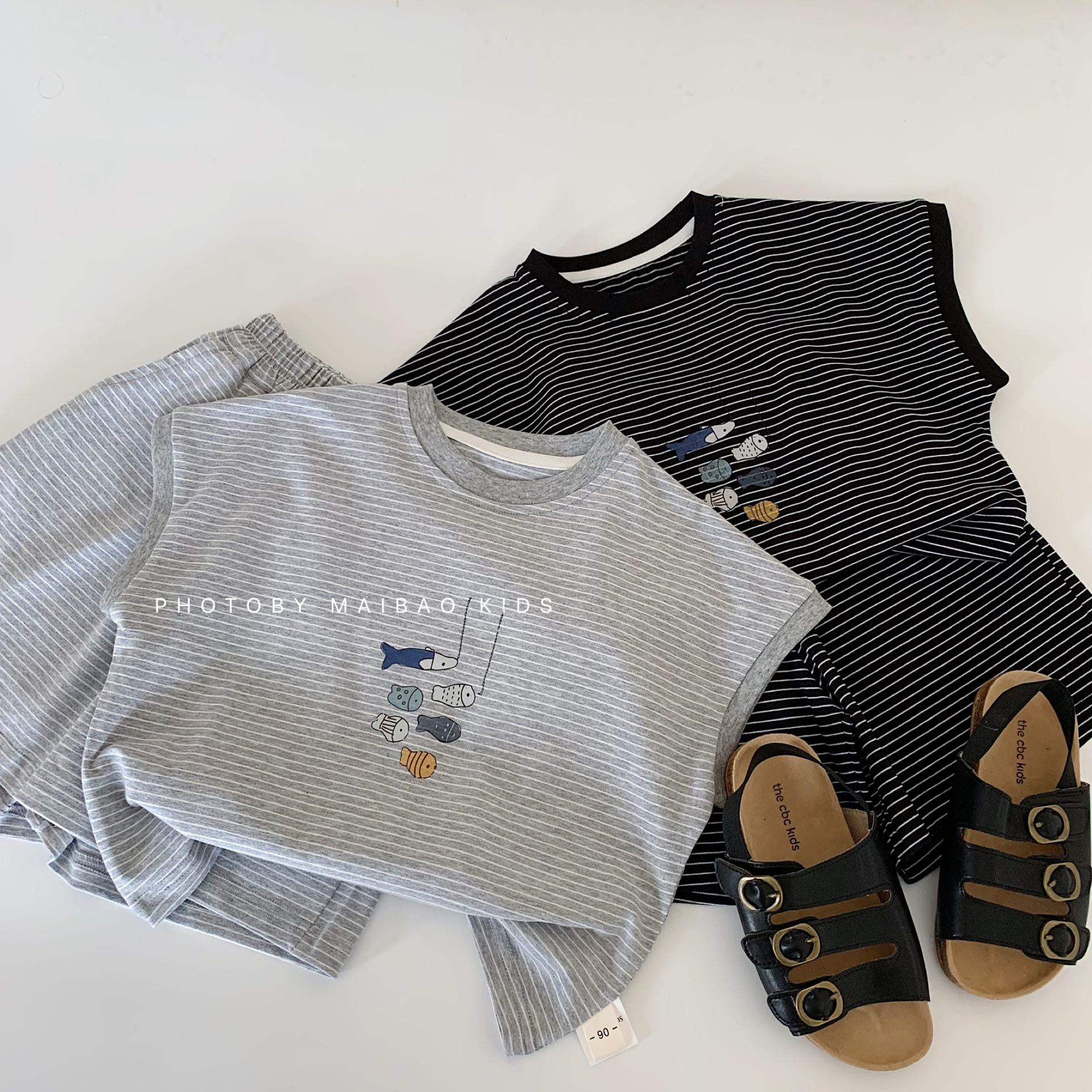 Traje para niños Maibao 2025 verano nuevo estilo coreano hombres y mujeres bebé a rayas sin mangas traje de dos piezas para niños