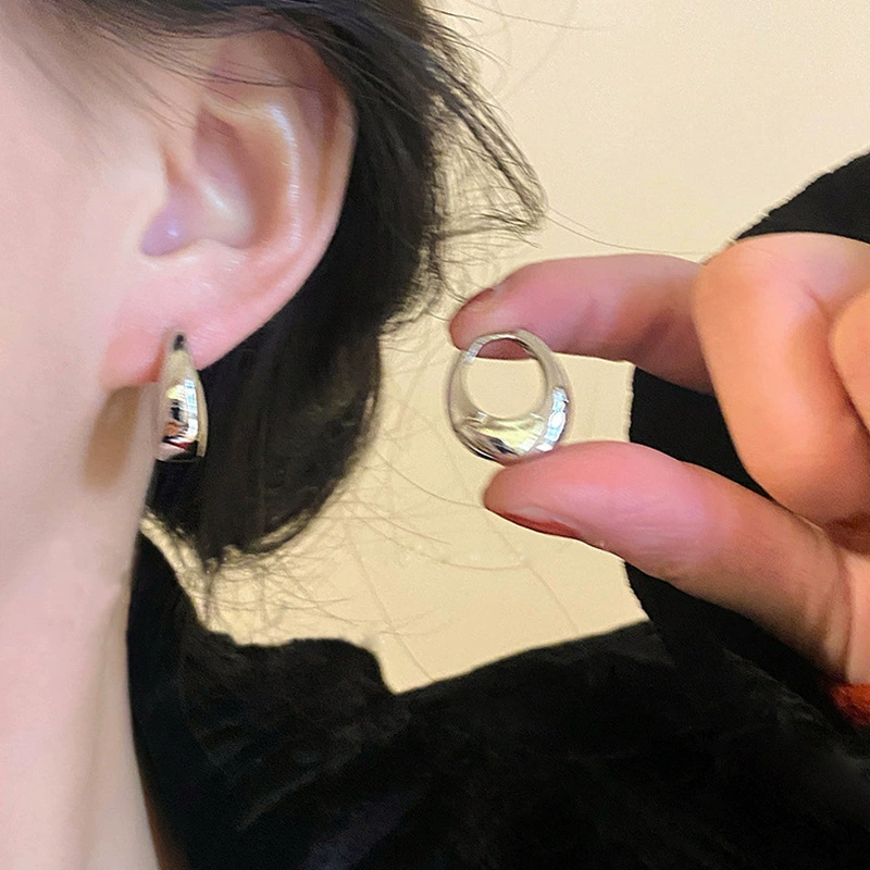 Металлические брендовые модные универсальные сережки, качественный стиль, простой и элегантный дизайн, оптом