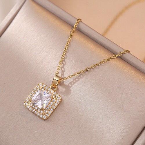 Fashionable and Simple Women's Necklace with Heart and Flower Pendant, Embedding Gems, Unique Design, Versatile Clavicle Chain Accessory.