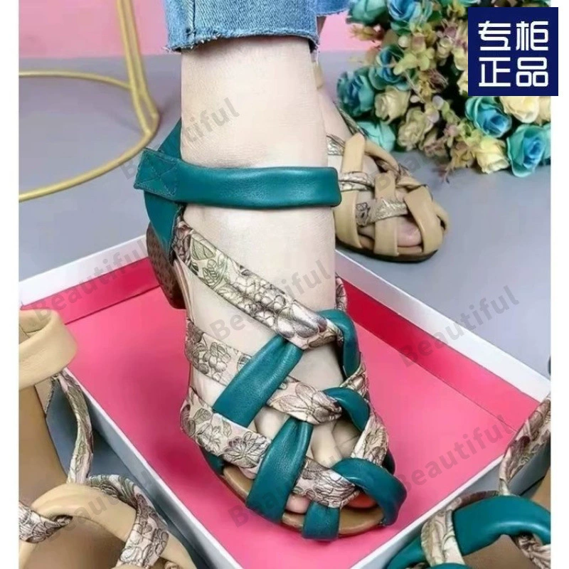 Женские сандалии из натуральной кожи в этническом стиле с контрастными цветными ремешками, лето 2025, новая ретро-модель с вырезами, на толстом каблуке и мягкой подошве.