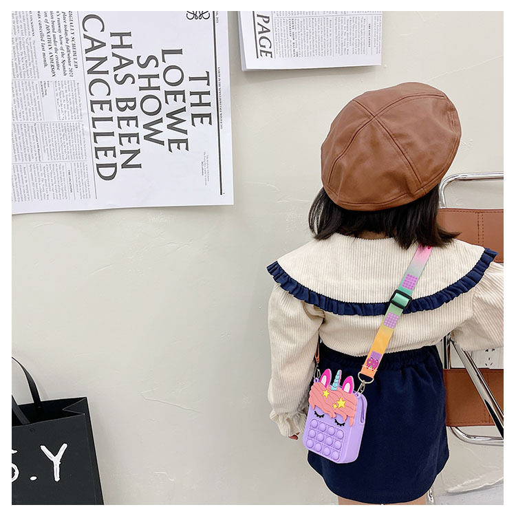 Color Cartoon Silicone Bag 2021 Autumn New Girl Child Change Storage Messenger Bag display picture 13