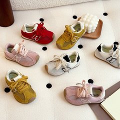 子供の運動靴の韓国版のマカロンの色のネットの通気性の徳の訓練の靴の2025夏の新型の男女の子供のカジュアルシューズ