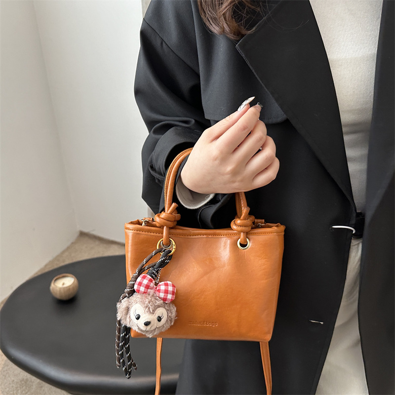 Este año, bolsos populares populares de invierno para mujeres, versátiles, 2024 nueva moda, bolsos portátiles, bolsos de cubo