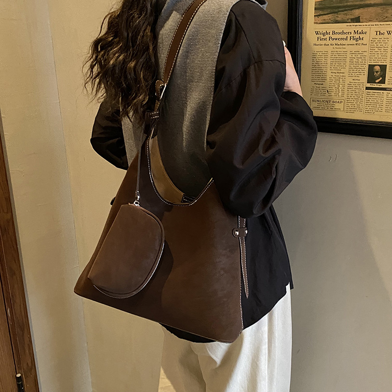 Bolso relajado coreano de cuero suave retrógrado para mujeres bolso de cubo de gran capacidad 2025 nuevo hombro bajo la braza bolso mochila