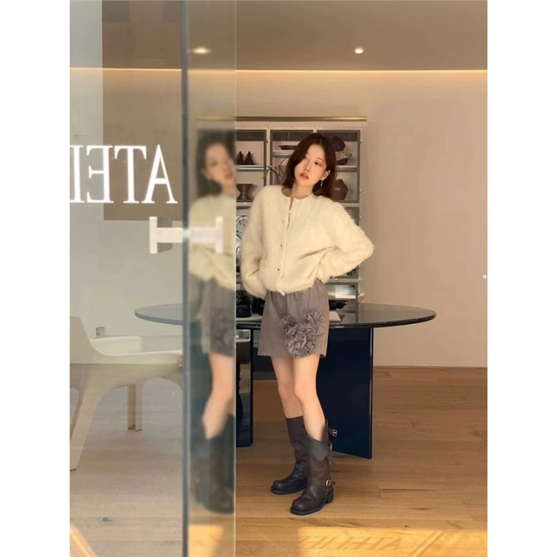 Можно разработать новую модель 2025 года для оптовой продажи неэтикетированных высоких женских ботинок Мартин, летних высоких ботинок из натуральной кожи, рыцарских ботинок на толстой подошве.