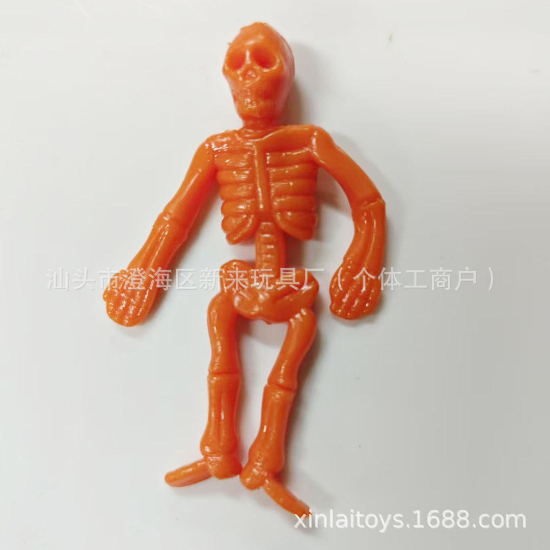 주황색 빨간색 해골 장난감