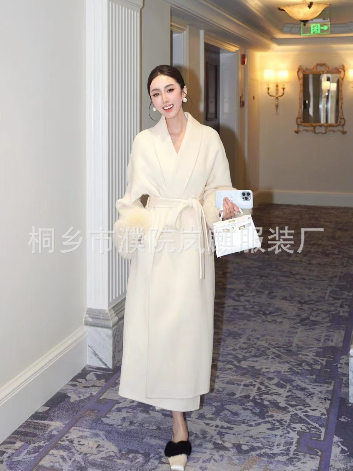 雰囲気のバスローブの長いタイプのウールの両面のラシャのコートの女性の高級な秋冬は本当にキツネの毛のコートを取り外します。