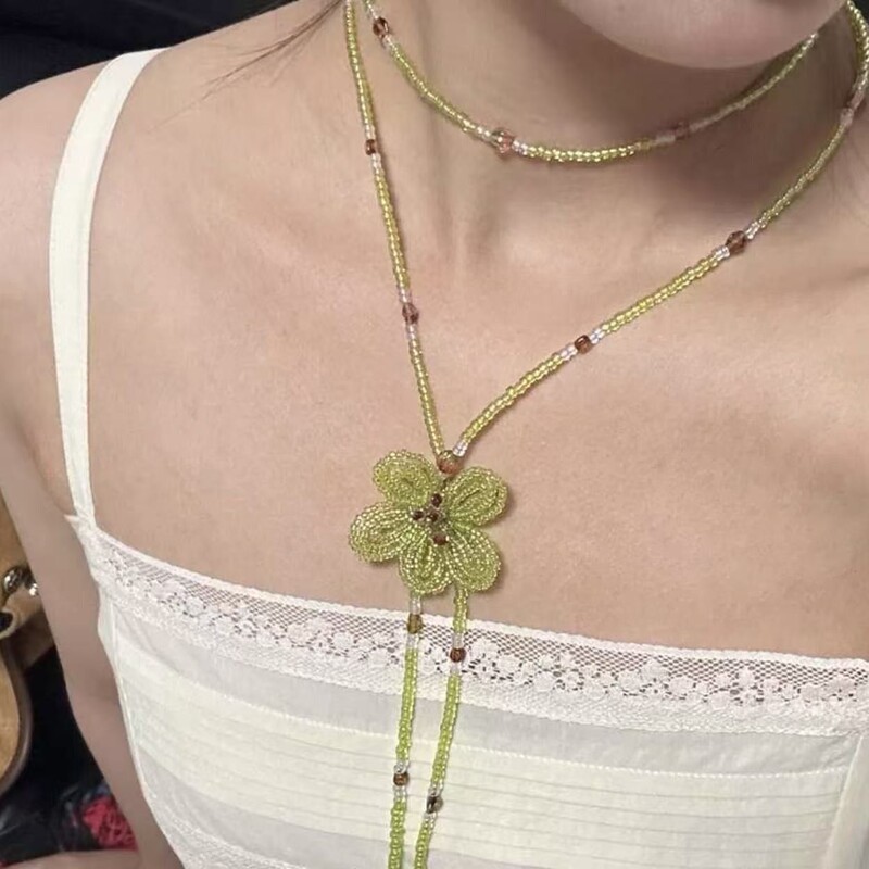 Fresh and Simple Green Double-Layer Stacked Flower Necklace with a Chinese Style, High Aesthetic Tassel Choker Collarbone Chain