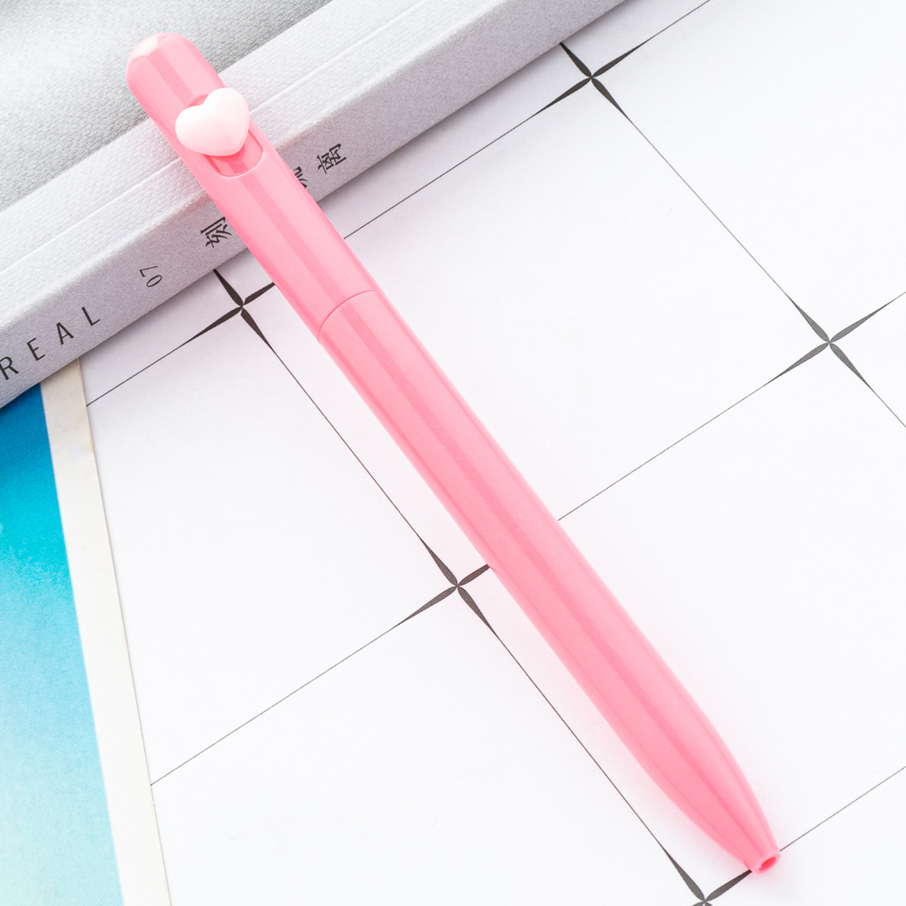 Nuevo bolígrafo de amor giratorio multicolor, papelería de oficina, bolígrafo de plástico para estudiantes, bolígrafo de promoción de regalos publicitarios