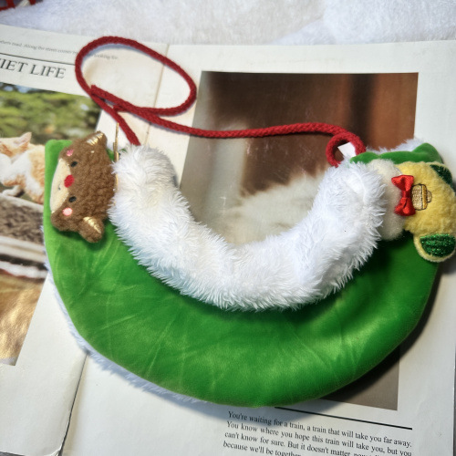 猫のクリスマスのマフラーの服の赤いマントのストールは口を囲んでペットの犬を飾ります。|undefined