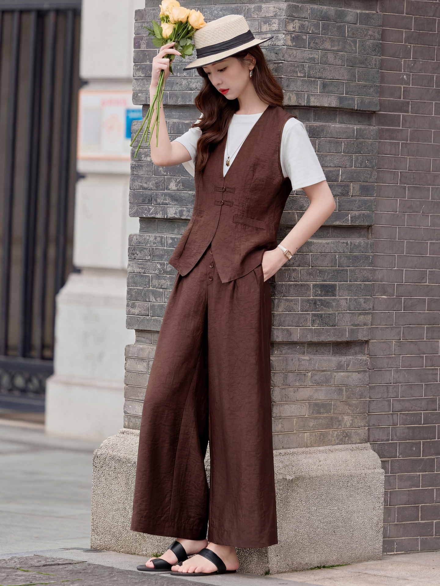 Bộ quần áo nữ hai mảnh gồm áo vest cổ V và quần ống rộng phối đồng bộ — Đỏ nâu, Xanh lông mòng đen